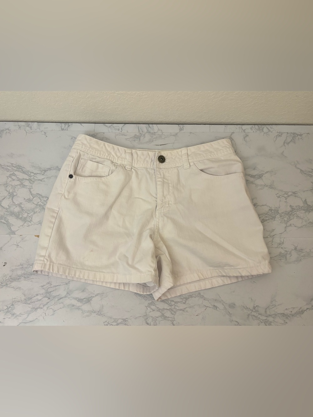 St John's Bay Womens White Bermuda Shorts SZ 8 Denim Pockets